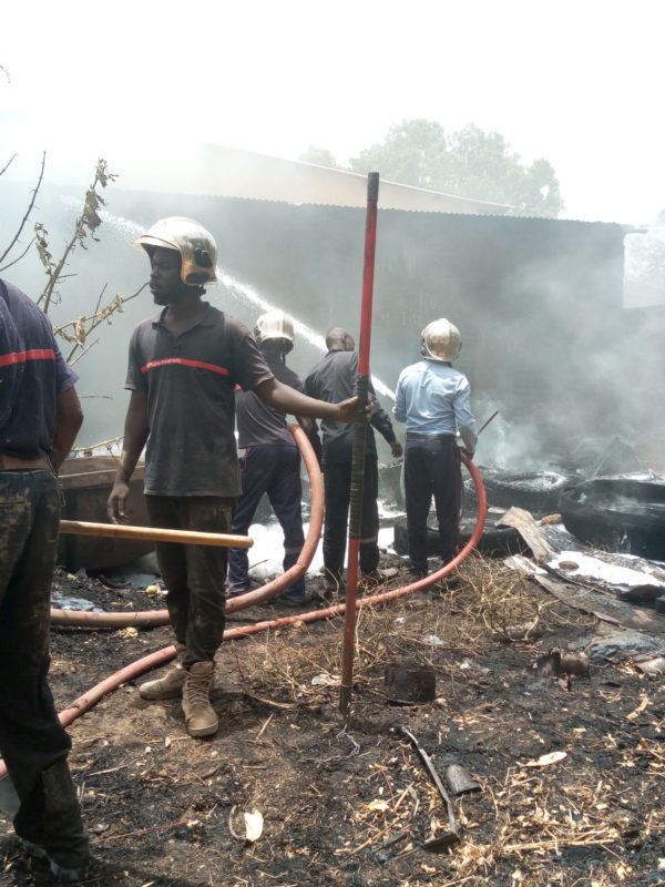 Incendie dans un entrepôt de pneus à Chagoua