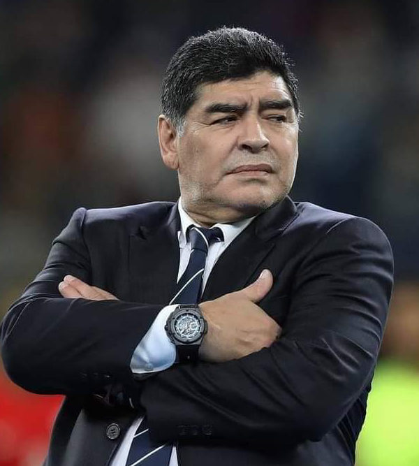 Diego Maradona tire sa révérence à l’âge de 60 ans.