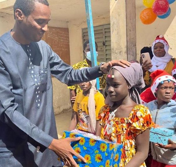 Le collectif “Fêtons noël ensemble” a fait un don au centre Dakouna espoir