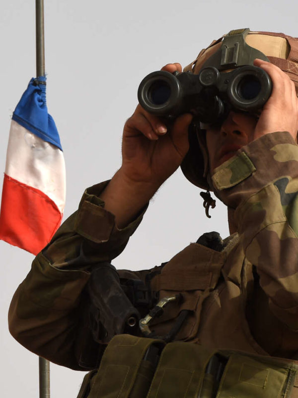 Faut-il supprimer la présence militaire française au Tchad ?