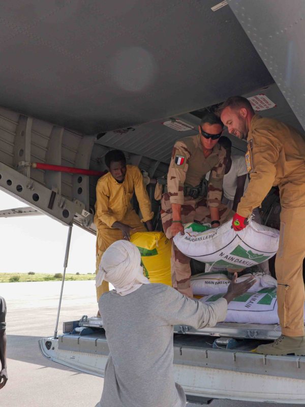 Les Forces françaises au Sahel apportent leur soutien à la population victime des inondations