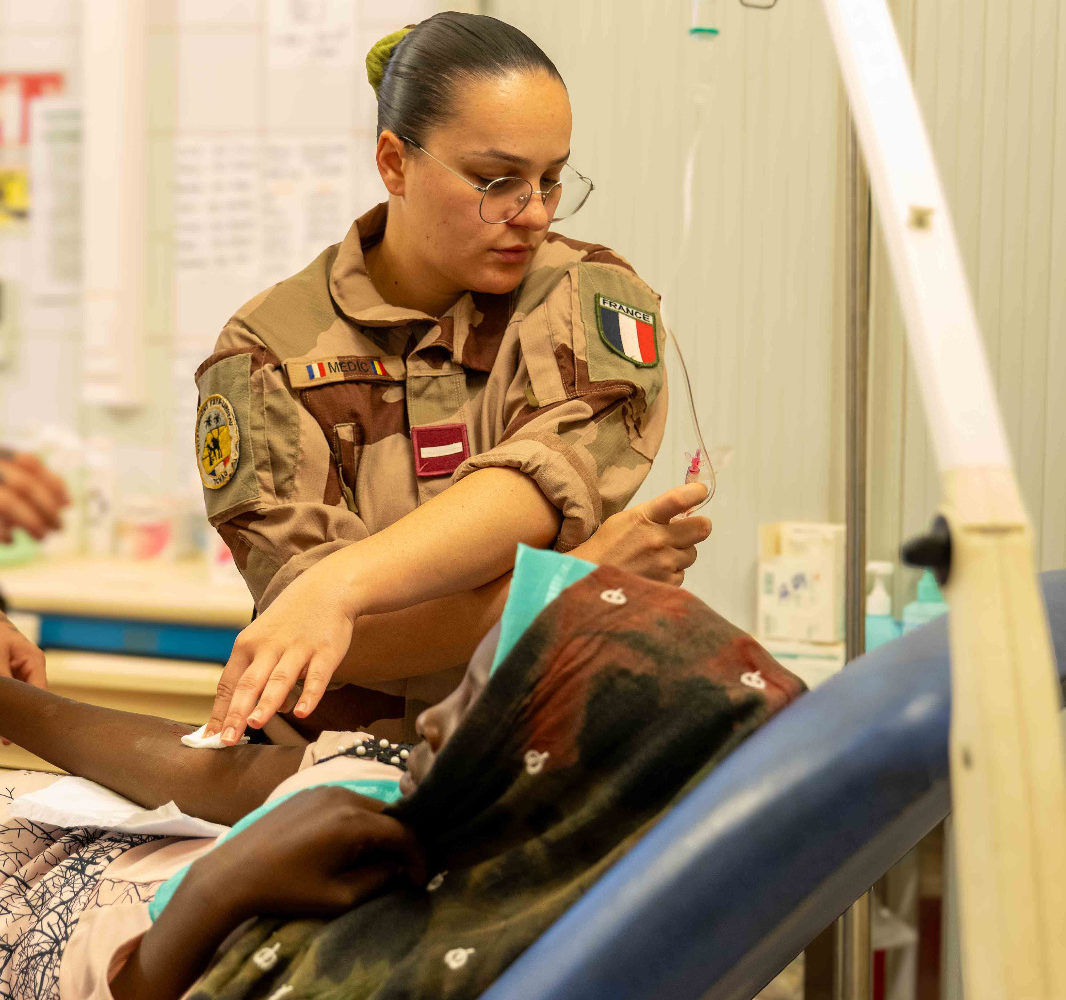 Les forces françaises au Sahel base de Faya offrent une assistance médicale quotidienne à la population 1