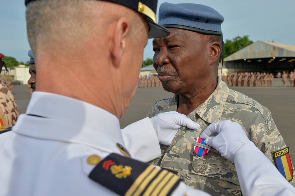 Plusieurs militaires tchadiens décorés de la médaille de la défense nationale française 1